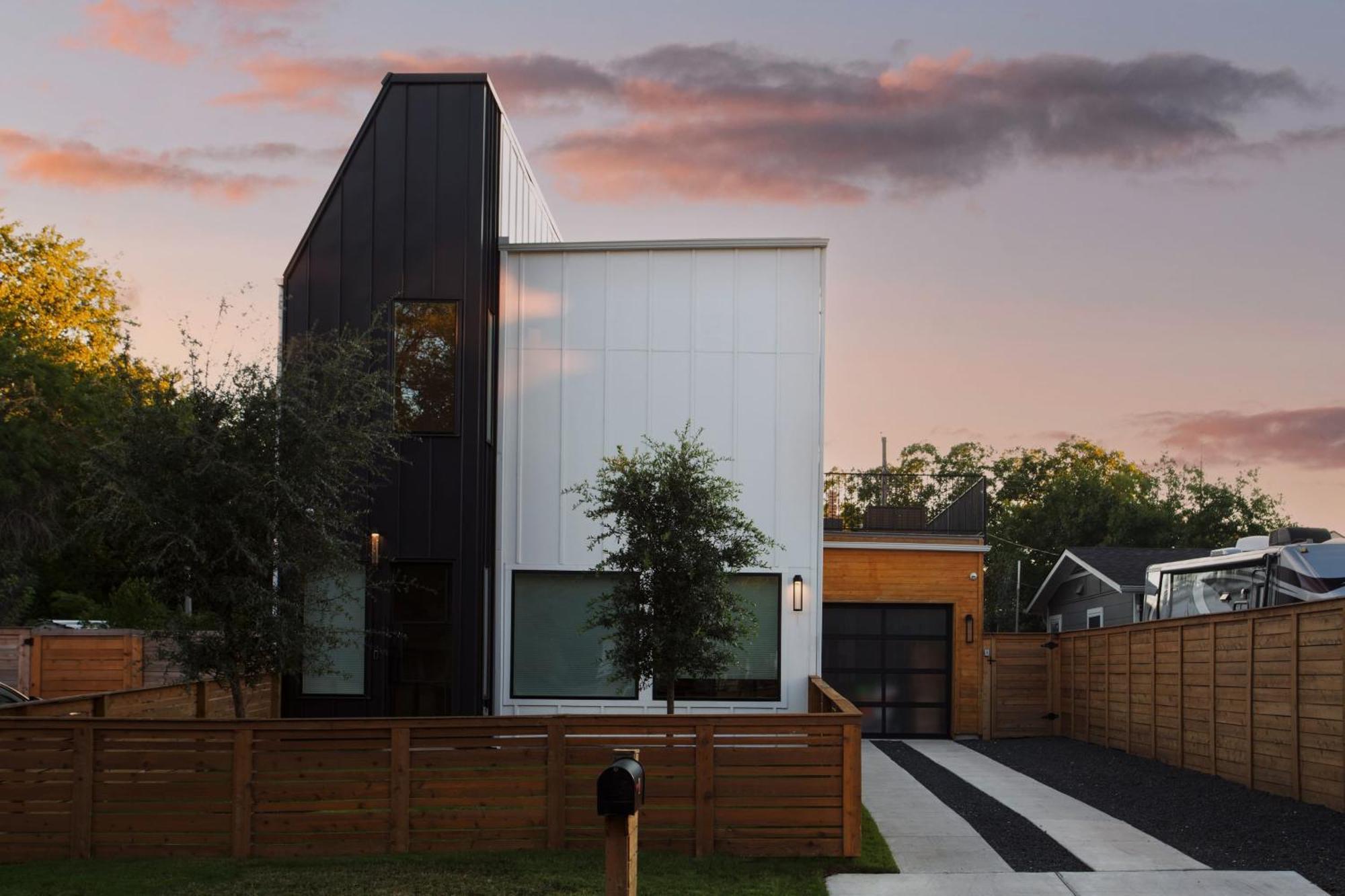 Melody By Avantstay Peloton Included Sleek Home Austin Bagian luar foto